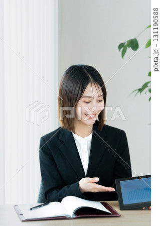 タブレットを見せるビジネスウーマン 131190588