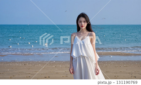 波打ち際を歩く白い服の女性 131190769
