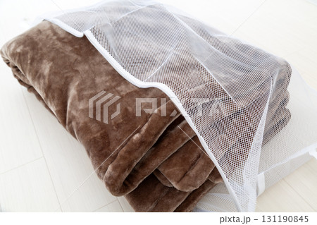 茶色の毛布と洗濯ネット 131190845