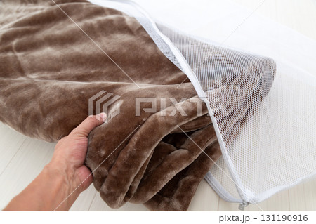 茶色の毛布と洗濯ネット 131190916