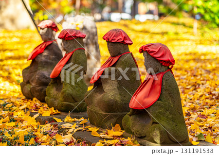 【東京都】美しい紅葉に囲まれた九品仏浄真寺のお地蔵様 【東京都】美しい紅葉に囲まれた九品仏浄真寺のお地蔵様 131191538