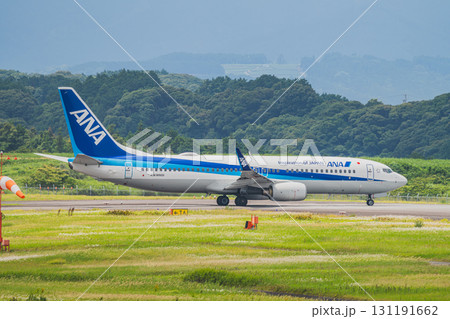 牧之原市の富士山静岡空港の滑走路を走行する飛行機(静岡県) 牧之原市の富士山静岡空港の滑走路を走行する飛行機(静岡県) 131191662