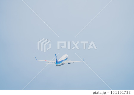 牧之原市の富士山静岡空港から飛び立つ飛行機(静岡県) 131191732