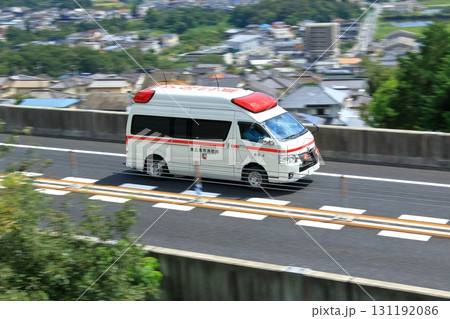 病院へ向かう救急車 131192086