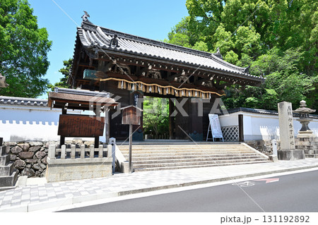 京都府伏見区　御香宮神社　正門　伏見城の大手門を移築保存　 131192892