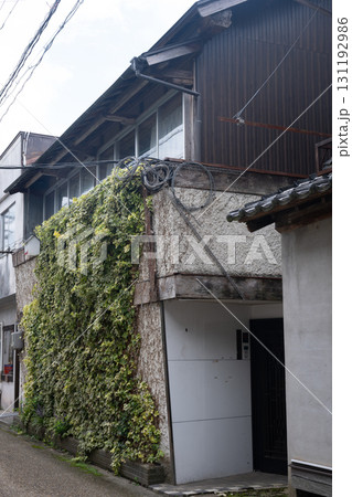 日本の鳥取県の三朝温泉の古くて美しい建物 131192986