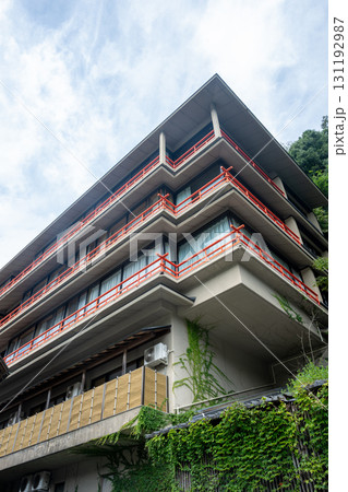 日本の鳥取県の三朝温泉の古くて美しい建物 131192987