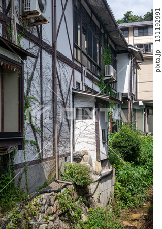 日本の鳥取県の三朝温泉の古くて美しい建物 131192991