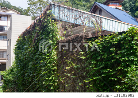 日本の鳥取県の三朝温泉の古くて美しい建物 131192992