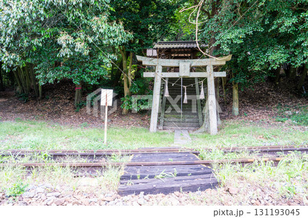 松尾神社の参道と津山線の線路と非正規の踏切　岡山県岡山市北区 131193045