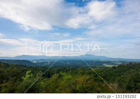 日本の鳥取県倉吉市の蜘ヶ家山の美しい晩夏の風景 131193202