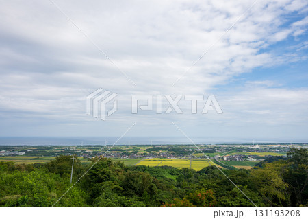 日本の鳥取県倉吉市の蜘ヶ家山の美しい晩夏の風景 131193208