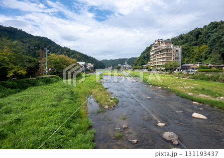 日本の鳥取県の三朝温泉の美しい景色 131193437