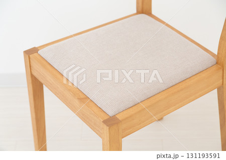 木製のダイニングチェア 131193591