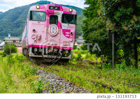 初秋の下牧を通過する津山駅行き観光列車・SAKU美SAKU楽3 岡山県岡山市北区 初秋の下牧を通過する津山駅行き観光列車・SAKU美SAKU楽3 岡山県岡山市北区 131193713