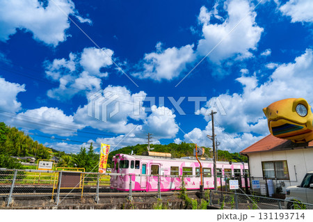 初秋の亀甲駅を出発した津山駅行き観光列車・SAKU美SAKU楽1 岡山県久米郡美咲町 初秋の亀甲駅を出発した津山駅行き観光列車・SAKU美SAKU楽1 岡山県久米郡美咲町 131193714