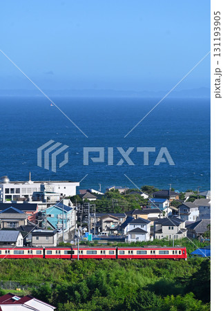青い海をバックに走る京浜急行電鉄1000形電車（アルミ車） 131193905