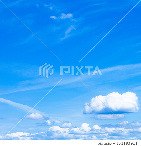 爽やかな青空と雲のシンプルな風景 爽やかな青空と雲のシンプルな風景 131193911