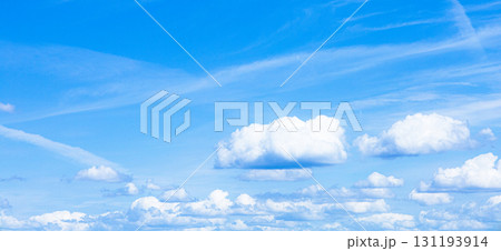 爽やかな青空と雲のシンプルな風景 爽やかな青空と雲のシンプルな風景 131193914