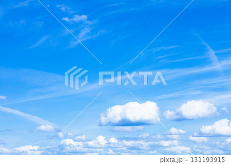爽やかな青空と雲のシンプルな風景 爽やかな青空と雲のシンプルな風景 131193915