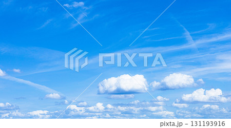 爽やかな青空と雲のシンプルな風景 爽やかな青空と雲のシンプルな風景 131193916
