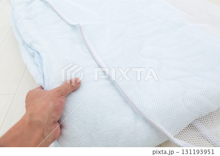 夏布団の肌掛けと洗濯ネット 131193951