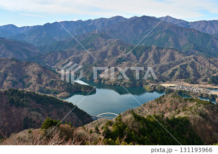 丹沢の高取山山頂　展望台からの展望　丹沢山地と宮ヶ瀬湖 131193966
