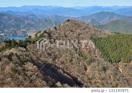 丹沢の仏果山山頂 展望台からの眺望 隣の高取山 丹沢の仏果山山頂 展望台からの眺望 隣の高取山 131193975