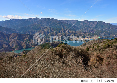 丹沢の仏果山山頂　展望台からの眺望　丹沢山地と宮ヶ瀬湖 131193976