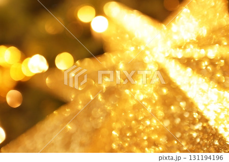 キラキラゴールドのクリスマスの背景写真素材(ぼかし) 131194196
