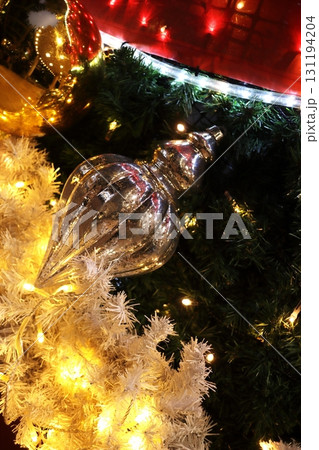 クリスマスイルミネーションとオーナメントの写真素材 131194204