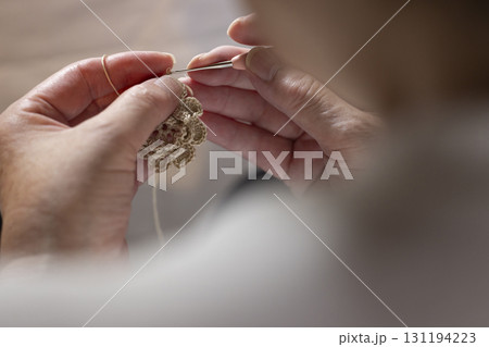 レース編みをするママの手元 131194223