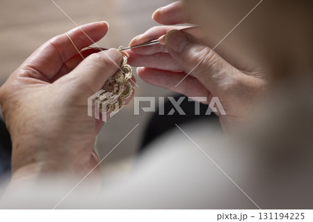 レース編みをするママの手元 レース編みをするママの手元 131194225