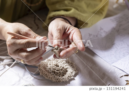 レース編みをする女性 131194241