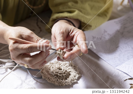 レース編みをする女性 131194242