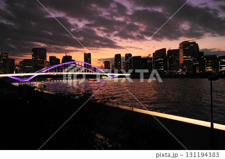 夕焼けに映える、ライトアップされた築地大橋と東京タワー 9月中央902東京タワーと築地大橋の夕景 夕焼けに映える、ライトアップされた築地大橋と東京タワー 9月中央902東京タワーと築地大橋の夕景 131194383