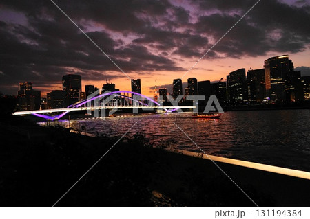 夕焼けに映える、ライトアップされた築地大橋と東京タワー 9月中央903東京タワーと築地大橋の夕景 夕焼けに映える、ライトアップされた築地大橋と東京タワー 9月中央903東京タワーと築地大橋の夕景 131194384