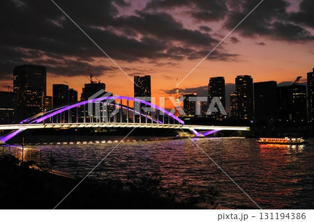夕焼けに映える、ライトアップされた築地大橋と東京タワー 9月中央905東京タワーと築地大橋の夕景 夕焼けに映える、ライトアップされた築地大橋と東京タワー 9月中央905東京タワーと築地大橋の夕景 131194386