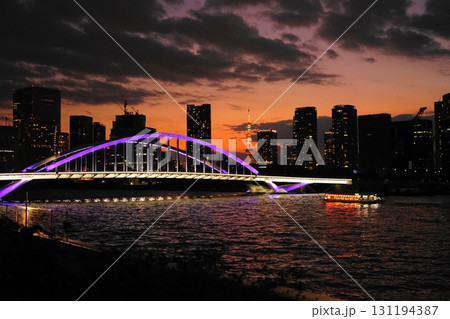 夕焼けに映える、ライトアップされた築地大橋と東京タワー　9月中央906東京タワーと築地大橋の夕景 131194387