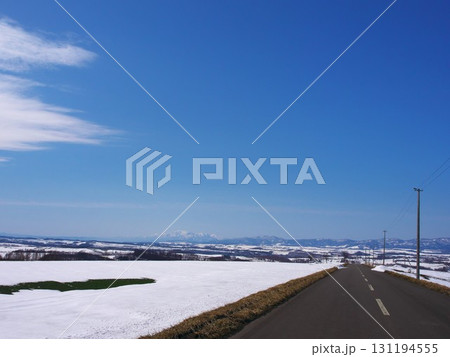 残雪の北海道旭川市　就実の丘付近の一本道 131194555
