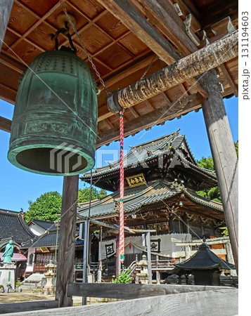 岡山県真庭市勝山にある日蓮宗のお寺「妙円寺」：鐘楼から本堂を見る 131194603