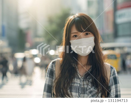 マスクをつける若い女性 131194713