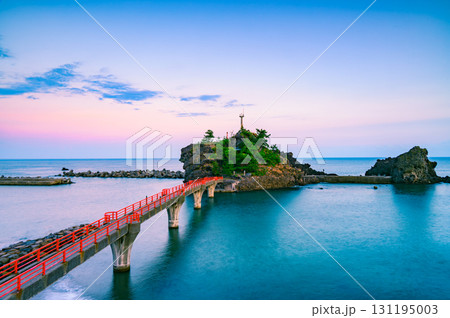 【糸魚川ジオパーク】夜明けの弁天岩【糸魚川市】 131195003