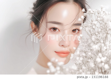 白い花と美しい肌の女性 131196188