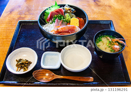 新鮮素材を使った海鮮丼ランチ 131196291