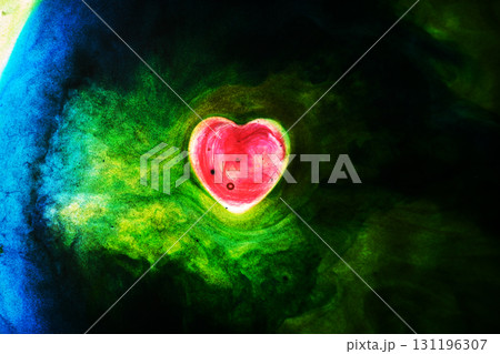 輝くハートのイメージ 131196307