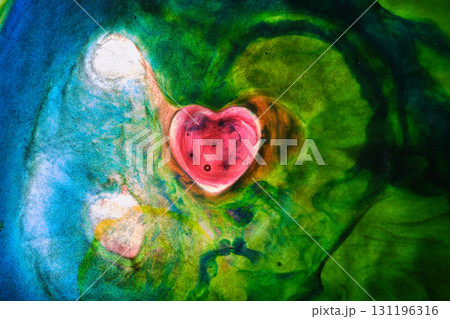抽象的な世界の中心にあるハートのイメージ 131196316