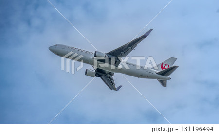 大空へ飛び立つ飛行機: JAL 大空へ飛び立つ飛行機: JAL 131196494