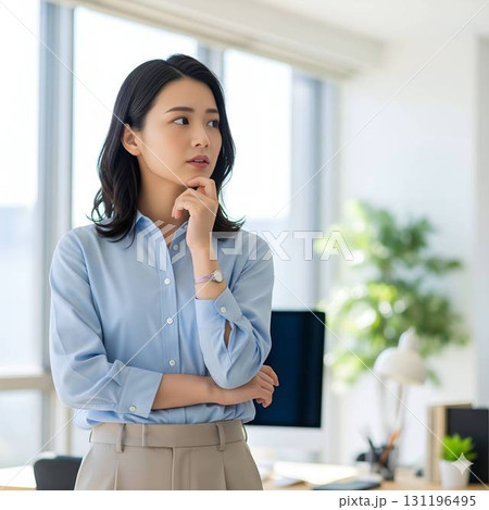 オフィスで悩むビジネスウーマン オフィスで悩むビジネスウーマン 131196495
