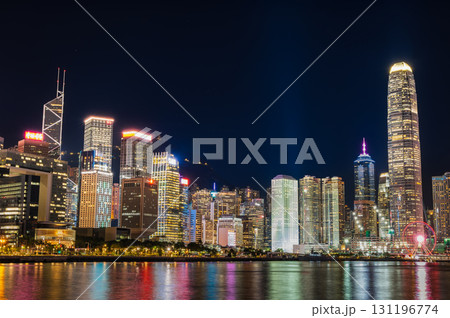 香港　夜のビクトリアハーバー　金融センターの中環エリア 131196774